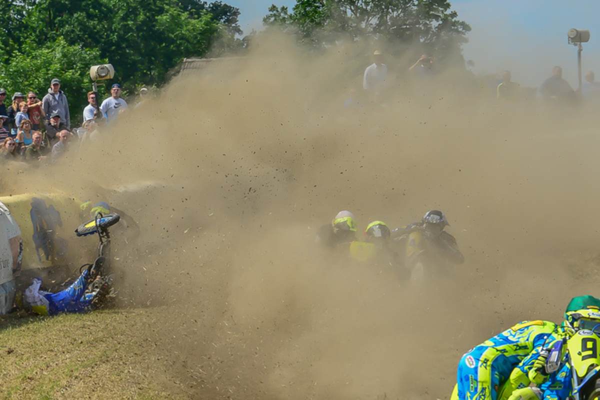 links Detz/Portijk, Schramm/Bacher im Staub, Fast-Crash Straub und Brandhofer