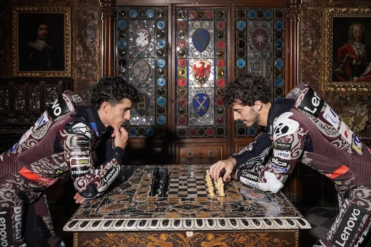 Marc Marquez und Francesco Bagnaia verwendeten passende Lederkombis