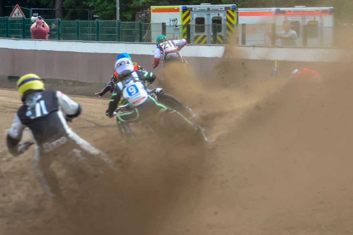 Kramer konnte den Sturz vermeiden, Buchberger liegt im Staub an der Holzplanke