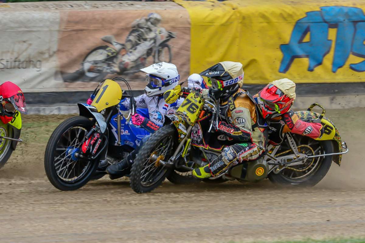 Verhakt und quer hinüber schiebend