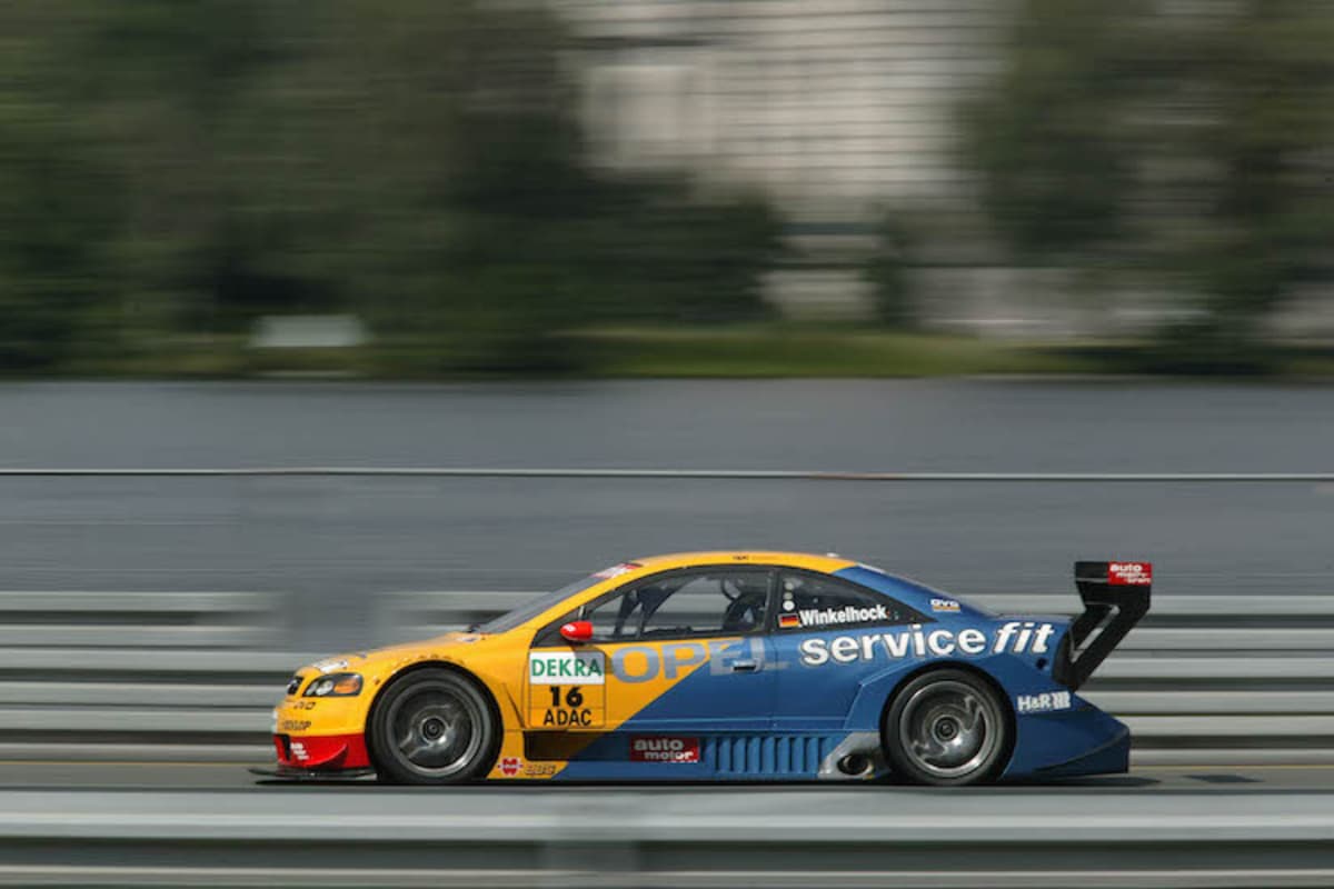 Klaus Hoffmann und Tim Schrick im Opel Astra von Joachim Winkelhock