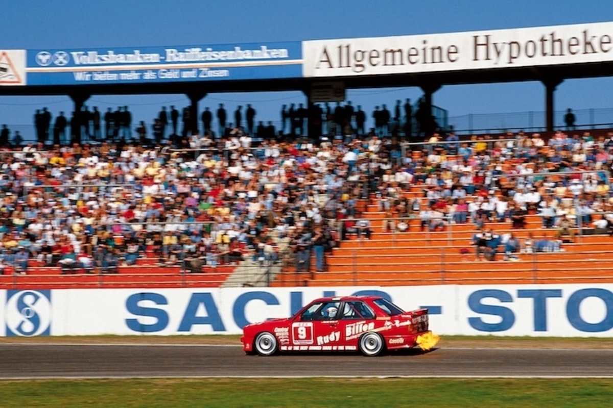 Harald Grohs greift ins Lenkrad von einem seiner ehemaligen BMW M3