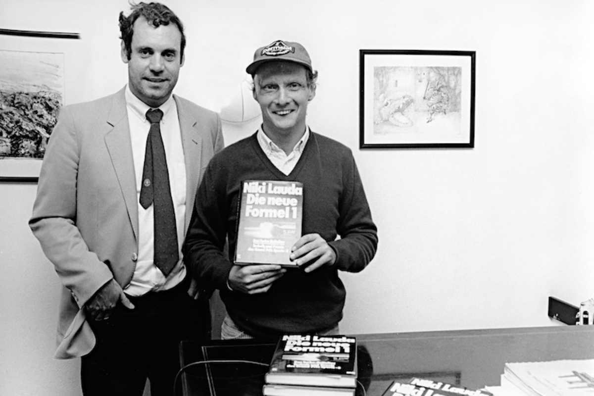 Eines von vielen Lauda-Büchern: Völker und sein Buch-Held präsentieren den Titel «Die neue Formel 1