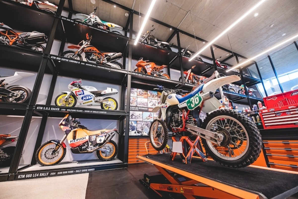 Racing-Meilensteine bis unter die Decke gestapelt in der KTM-Motohall. Etliche davon tragen die Handschrift des Ingenieurs Wolfgang Felber