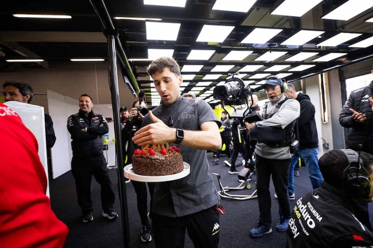 Das teameigene Catering organisierte die Feierlichkeiten, brachte die Torte in die Garage