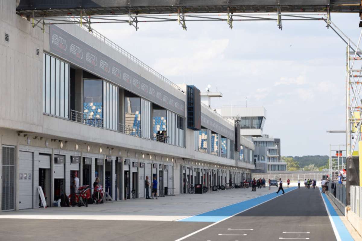 Die Boxengasse von der anderen Seite