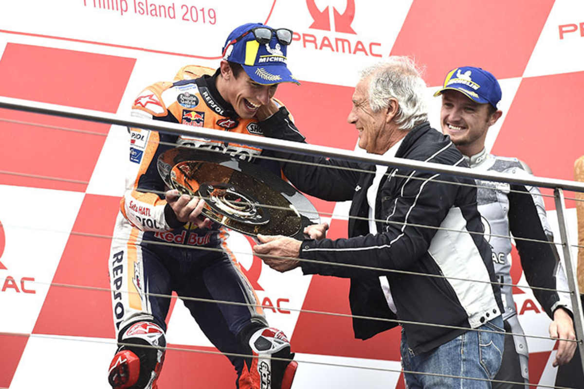 Ganz schön viele Weltmeister-Titel auf einem Podium: Giacomo Agostini (15) und Marc Márquez (bisher 8). Australien 2019.