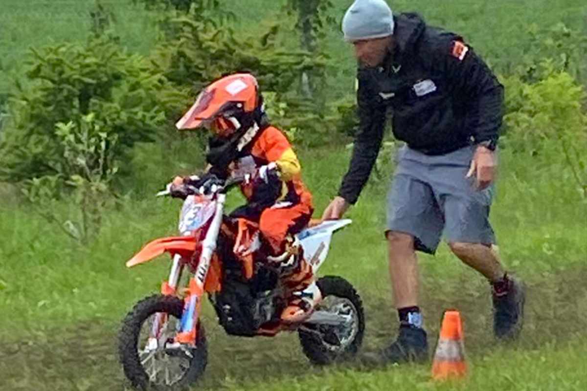 Das Motorradfahren wird mit Trainer geübt