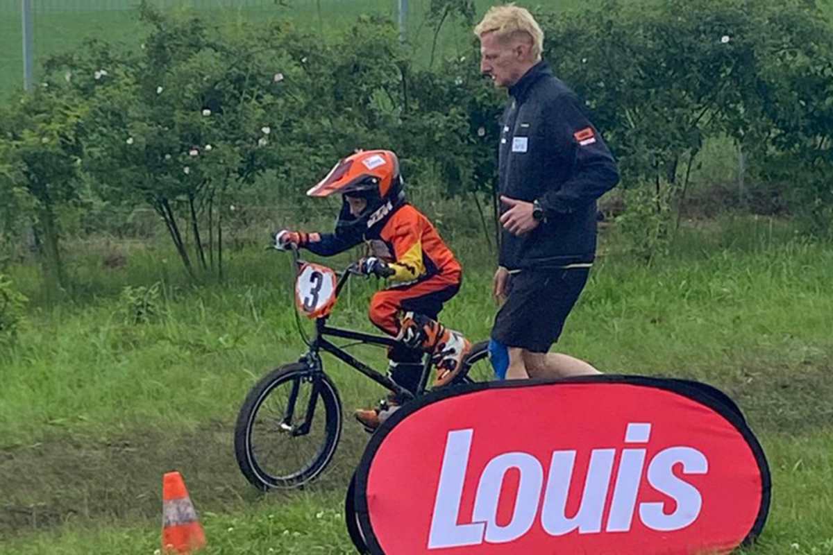 Zuerst wird auf dem BMX-Fahrrad geübt