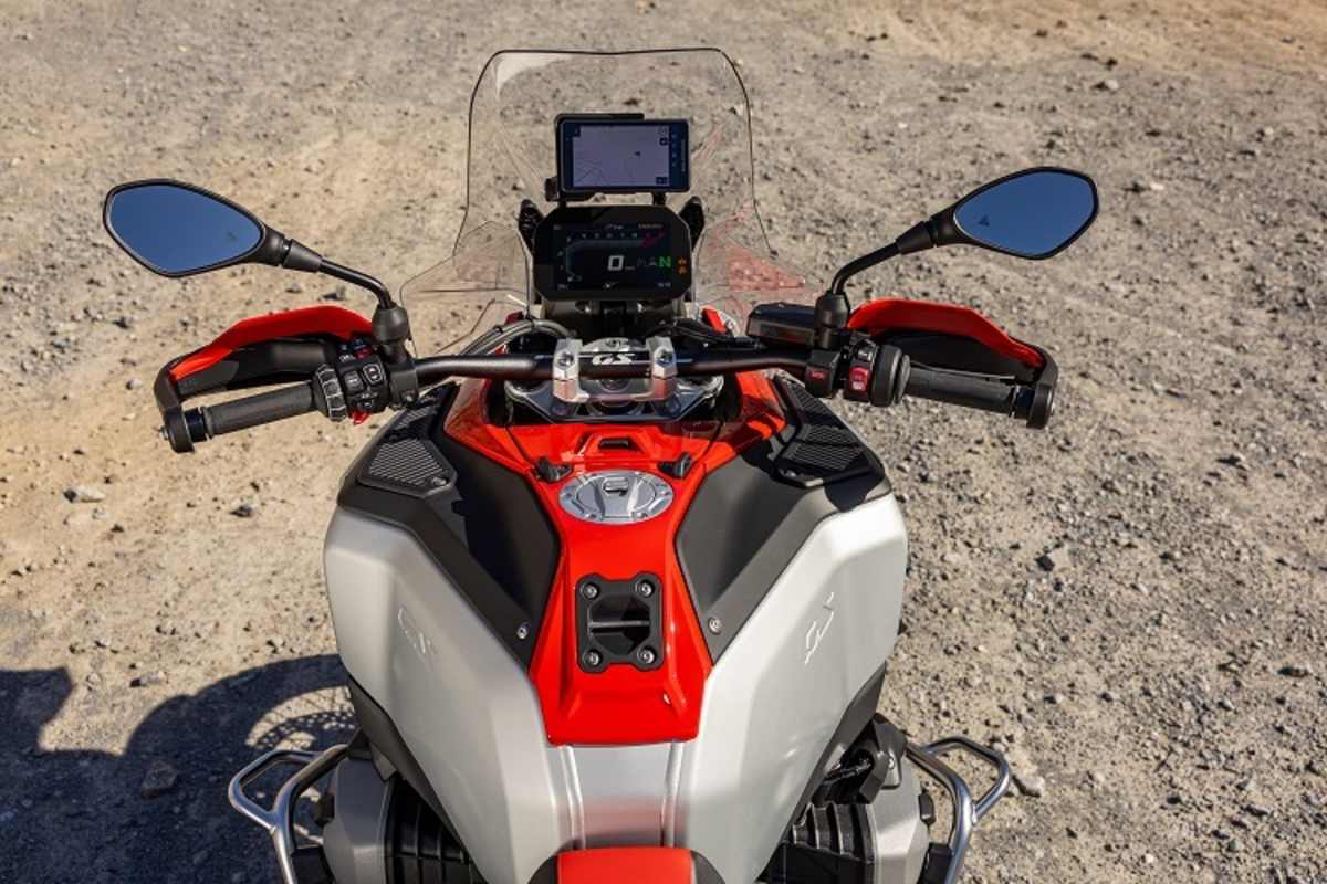 Der breit bauende Alutank fasst 30 Liter und verfügt an der Oberseite über Befestigungspunkte für Gepäck