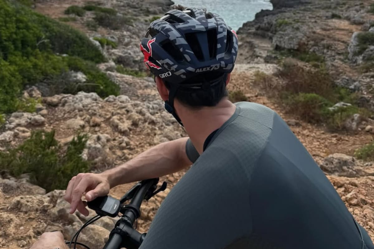 Alex Márquez mit mit dem Mountainbike auf Menorca