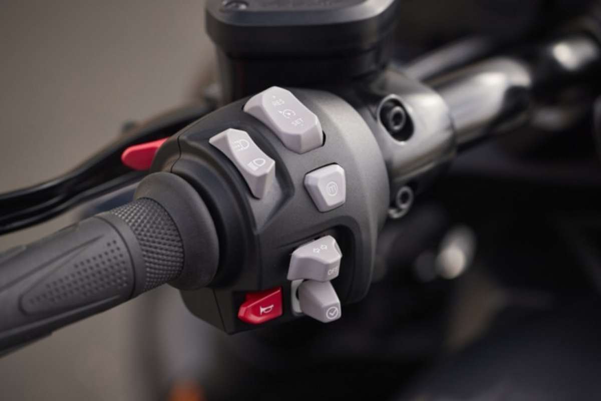 Ganz unten grau der Daumen-Joystick, mit dem zahlreiche Funktionen gesteuert werden