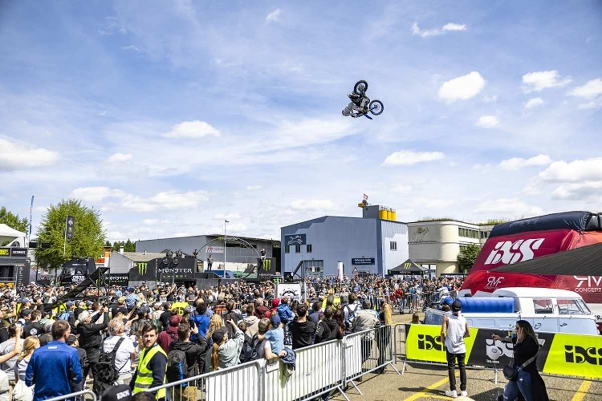 Ja, er ist heil gelandet: Bei der Freestyle Motocross Show klappten die Kiefer nach unten