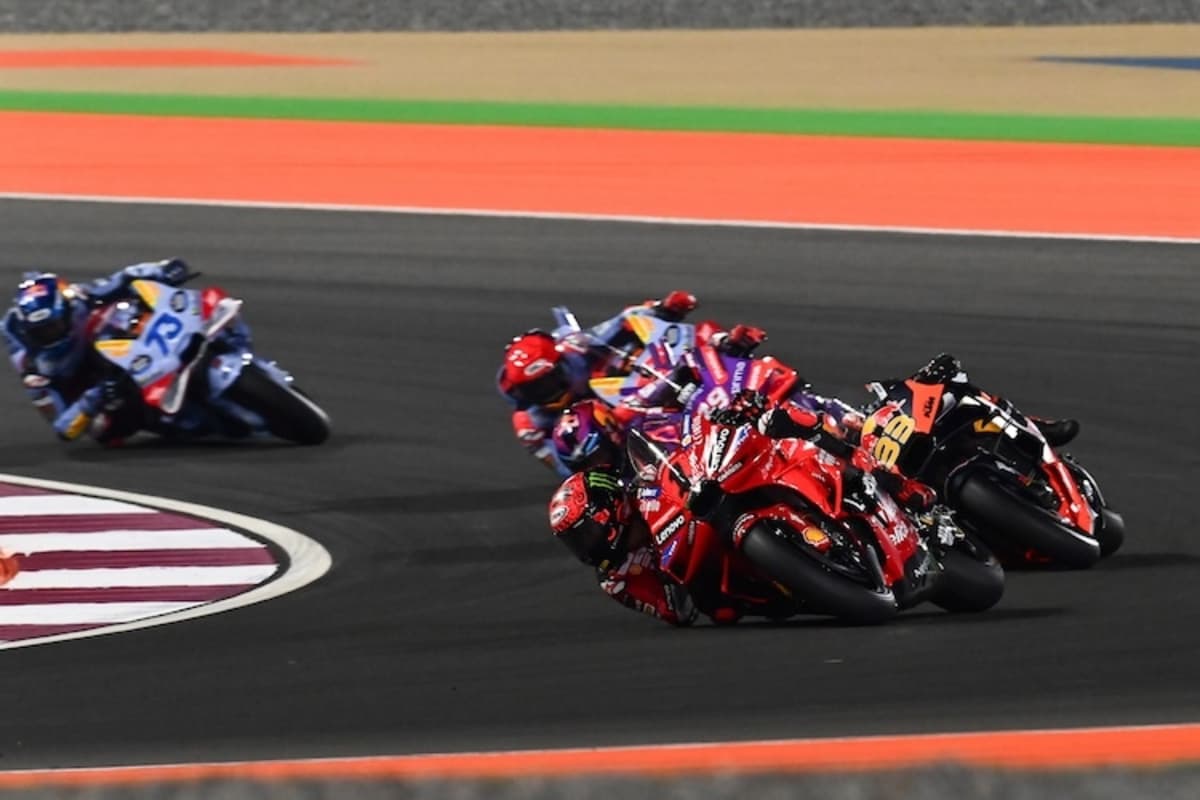 Noch ist die Flucht nicht gelungen. Erst gegen Mitte des Rennens legte Bagnaia eine Sekunde zwischen sich und die Verfolger