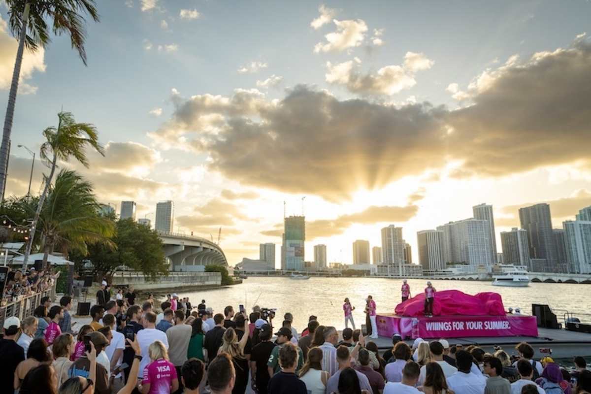 Die Enthüllung fand vor den Augen vieler Besucher statt