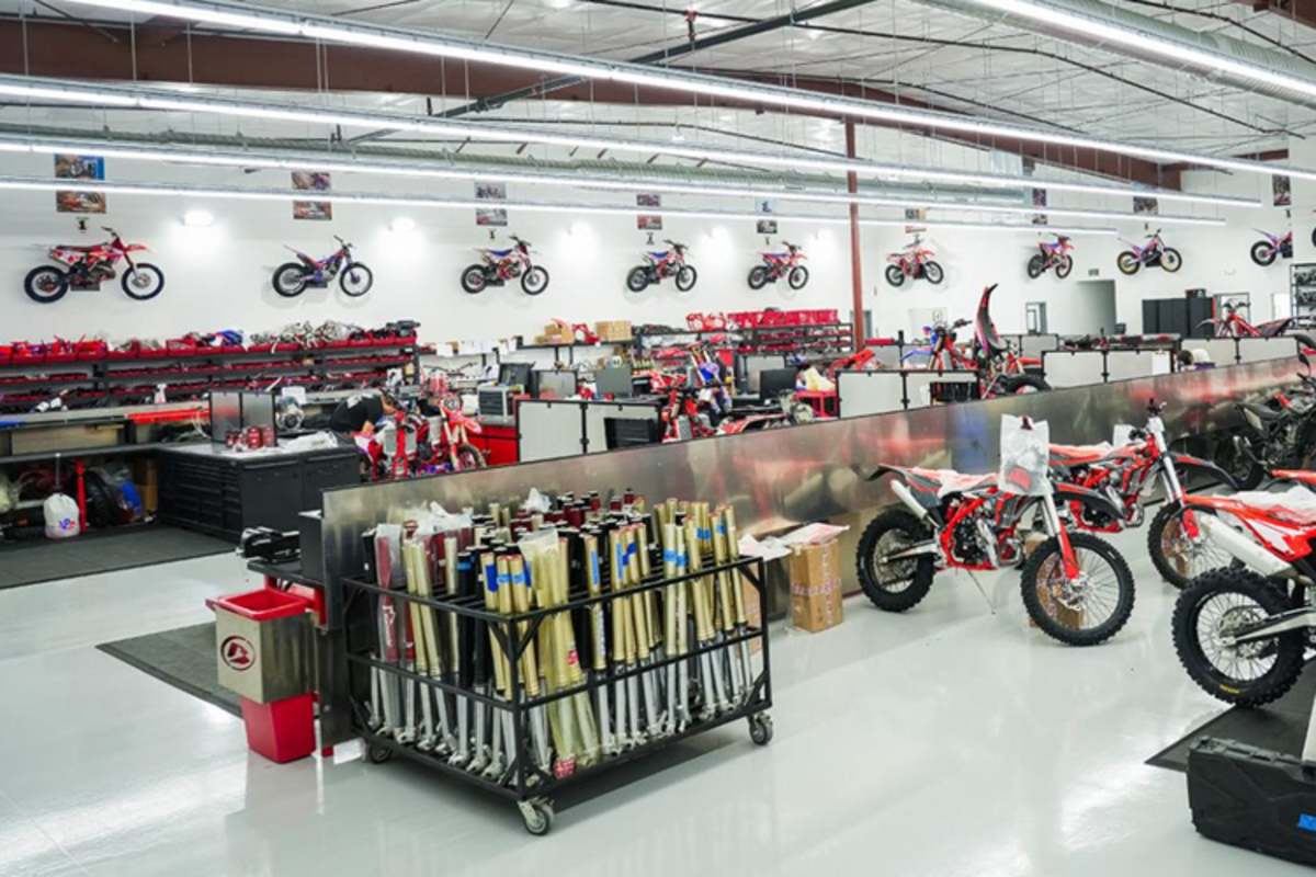 Ausstellungsraum und Fahrwerkskomponenten