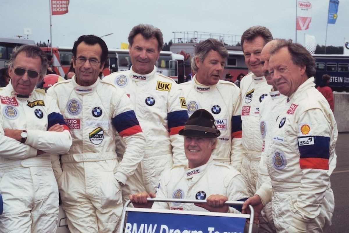 Gruppenbild mit Schild «BMW Dream Team» (von links): Hubert Hahne, Gerd Schüler, Klaus Fritzinger, Rainer Braun, Heiner Weiss, Günter Steckkönig (verdeckt) und Rauno Aaltonen, vorne hinter dem Schild: Hans Heyer