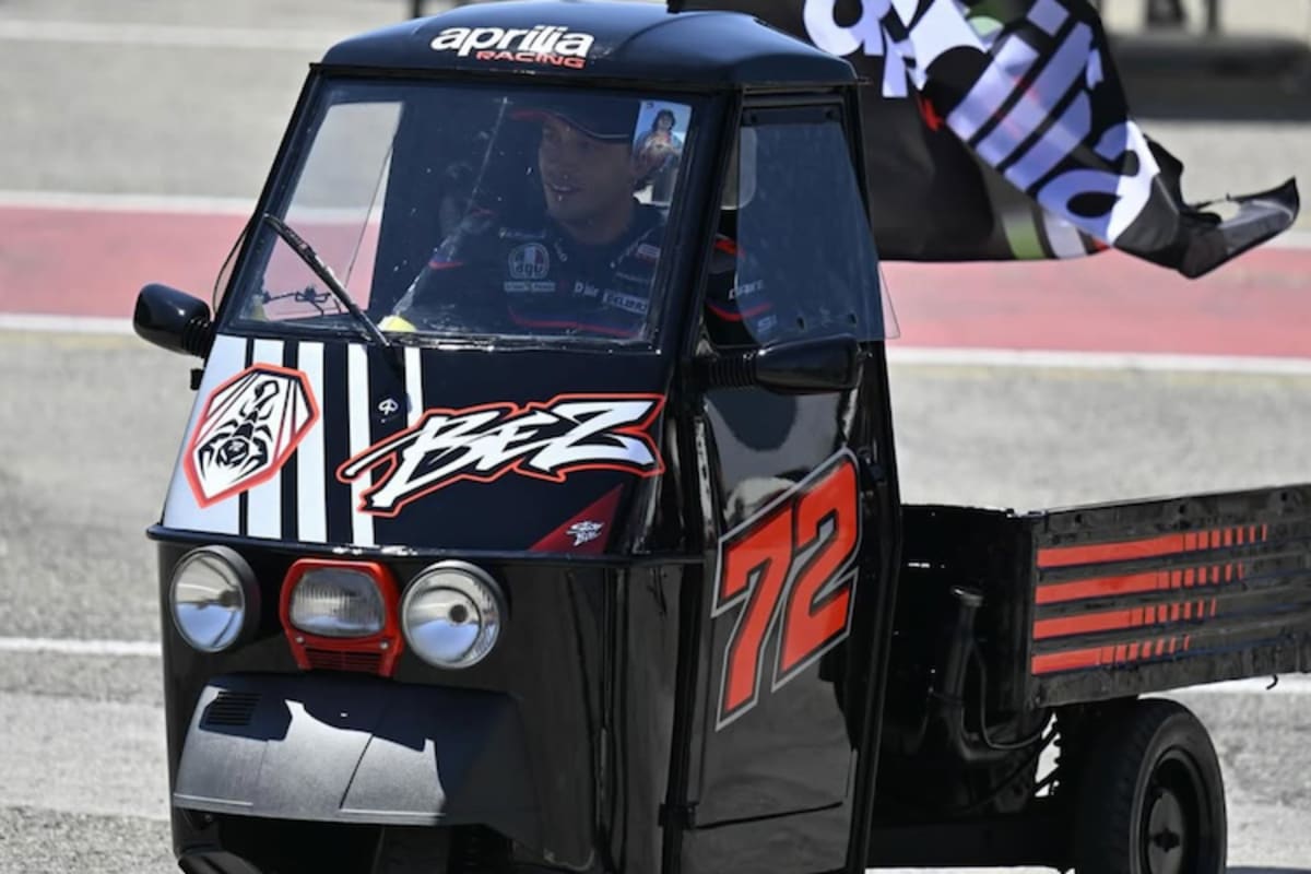 Marco Bezzecchi in der Piaggio Ape im Aprilia-Look