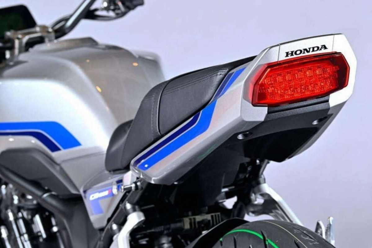 Wie damals: zweistufige Sitzbank, Heckbürzel, eckiges Rücklicht