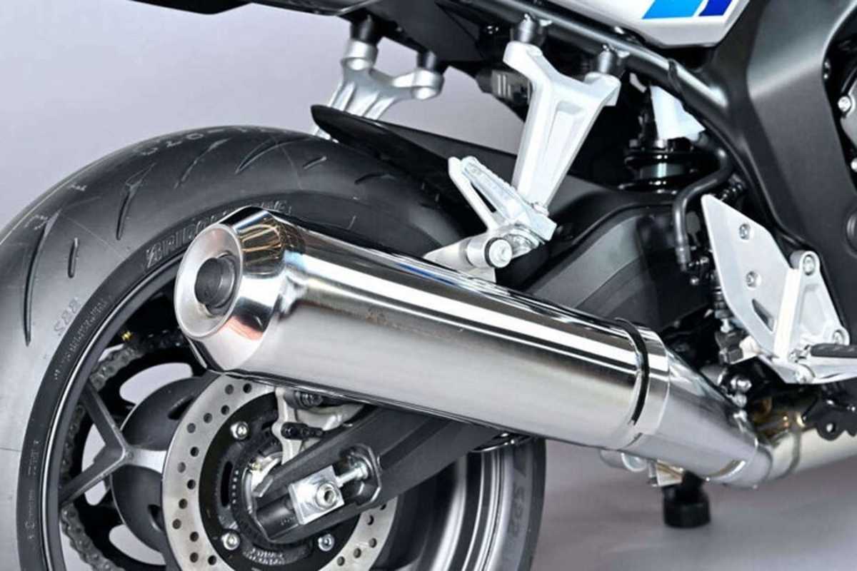 Entspricht nicht dem Vorbild, aber der damaligen Realität: Viele besitzer schraubten damals eine 4 in 1 (oder 4 in nichts) an ihre Bol d'Or