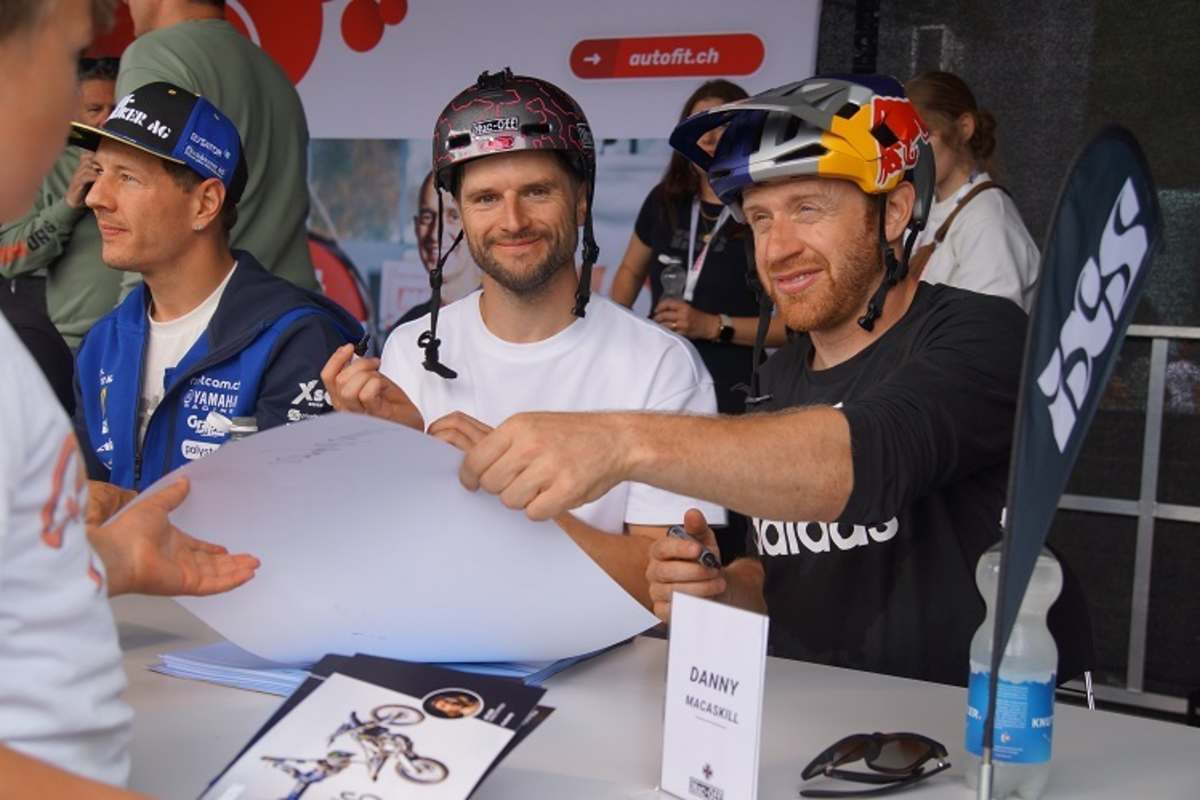 Autogrtammschreiber: Dominique Aegerter (l), Danny MacAskill (r).