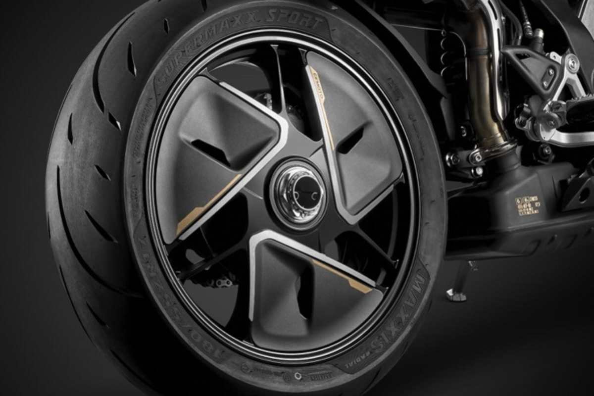 Aerodynamisch verkleidetes Hinterrad an der Einarmschwinge