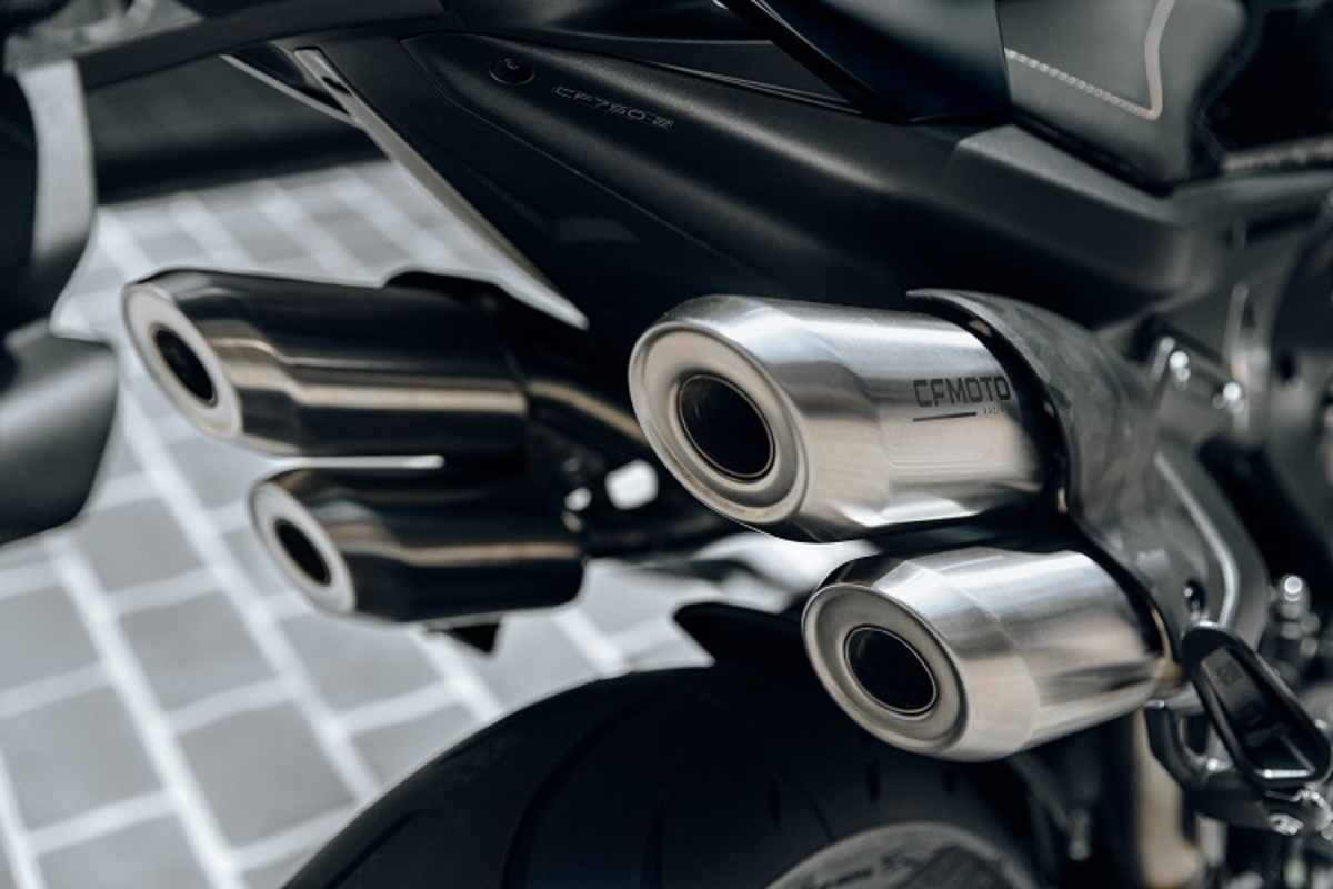 Eigenständiges Design: Halbhoch montierte Vierrohr-Auspuffanlage