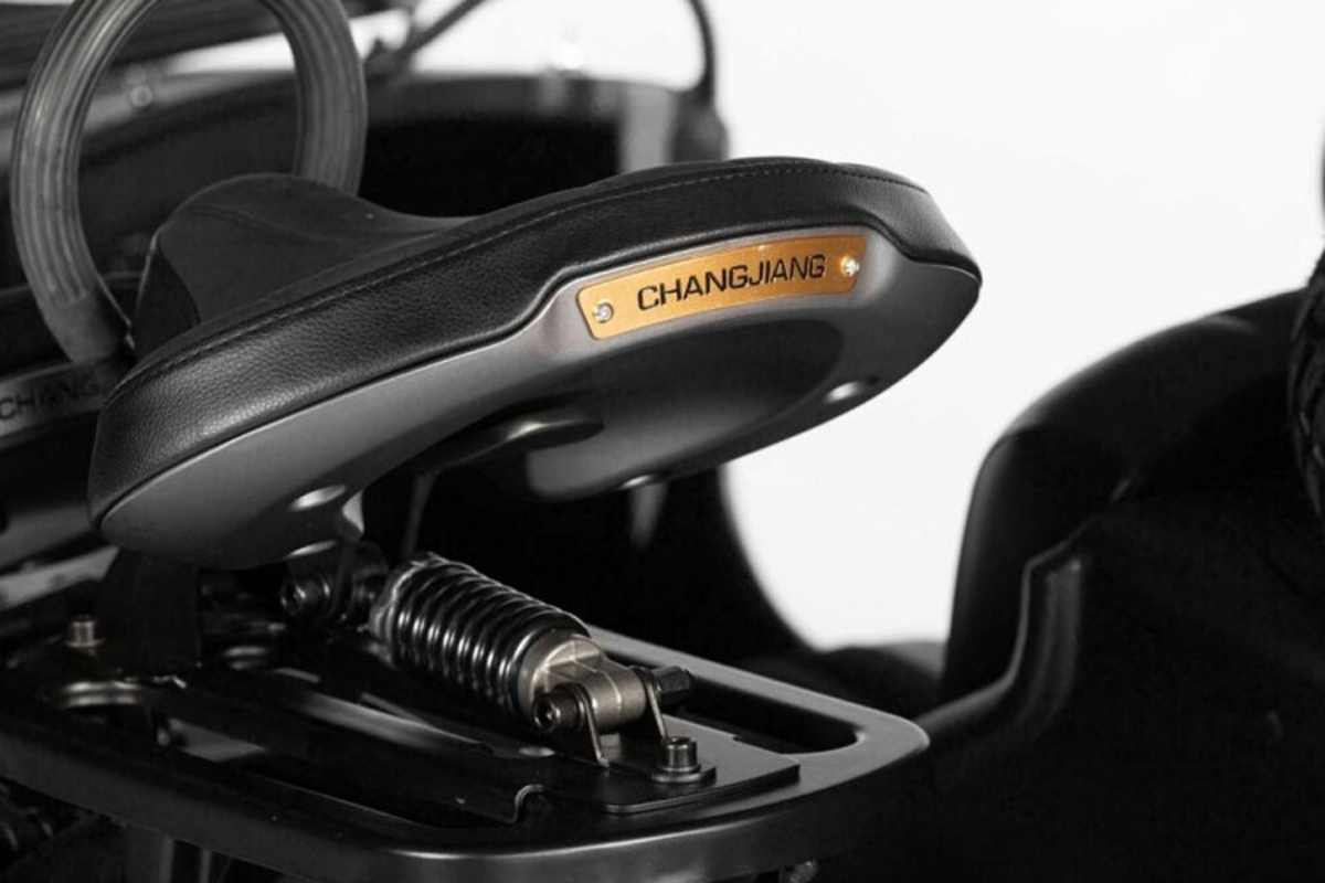 Was das Fahrwerk nicht ausbügelt, filtert das Federbeinchen der Einzelsättel weg