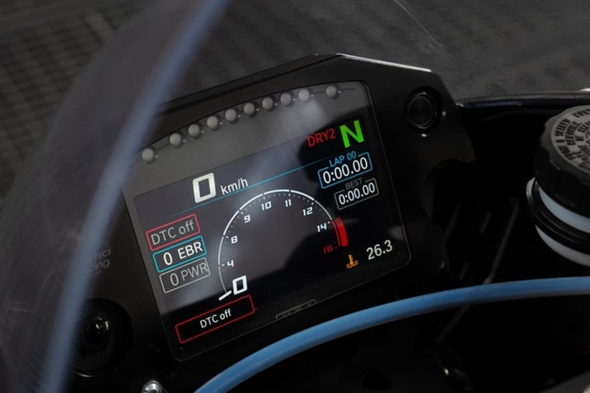 TFT-Instrument mit analogem Drehzahlmesser und zahlreichen Eingriffsmöglichkeiten in die Elektronik