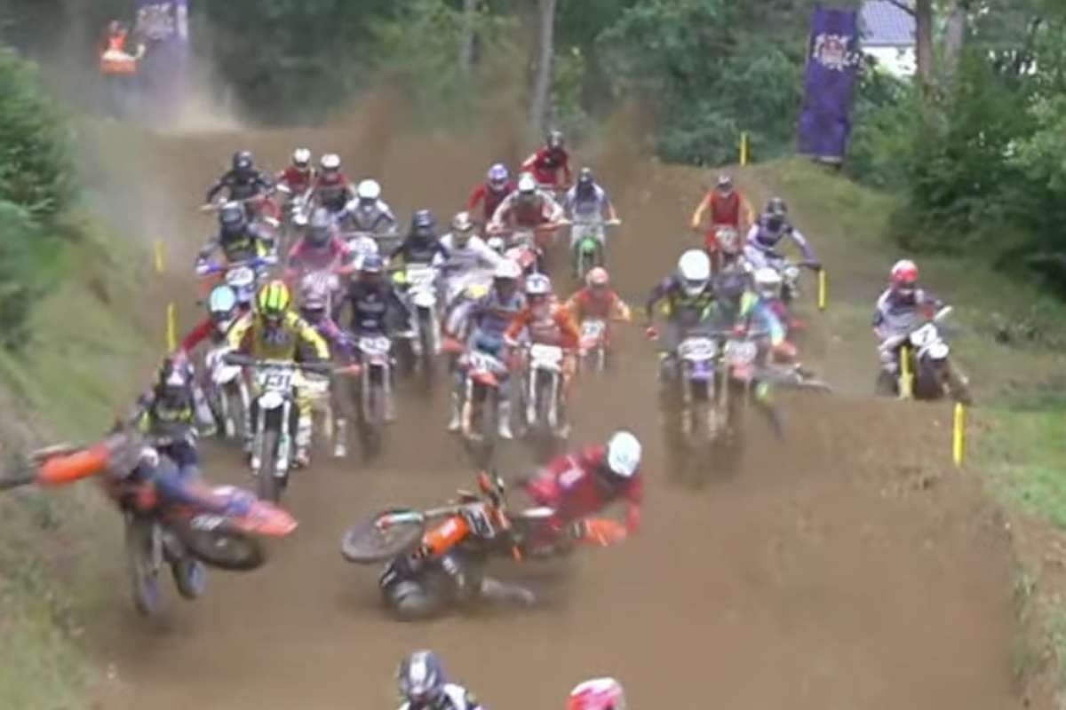 Das Motorrad von Roan van de Moosdijk fliegt führerlos quer über die Strecke