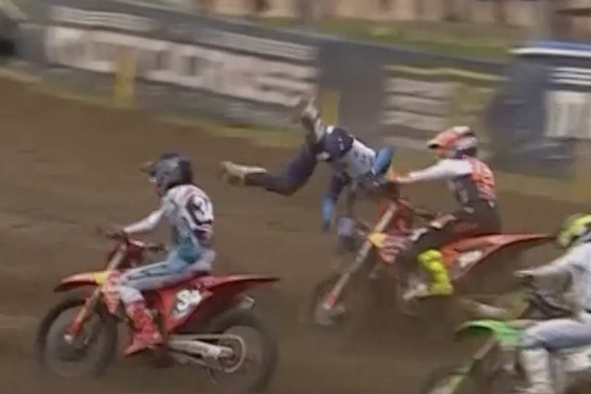 Haiden Deegan stürzt nach dem Start zum zweiten Lauf