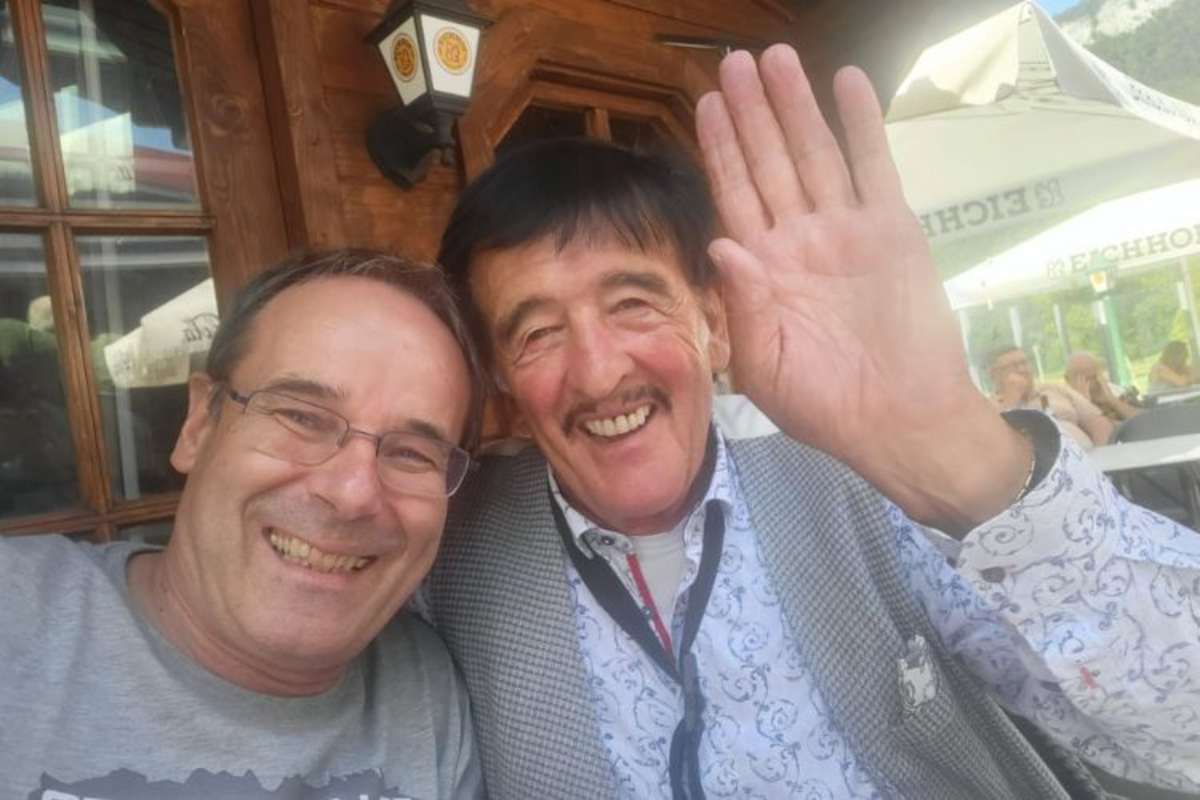 Freunde für`s Leben: Walter Brun mit Schrauberlegende Bruno Flückiger