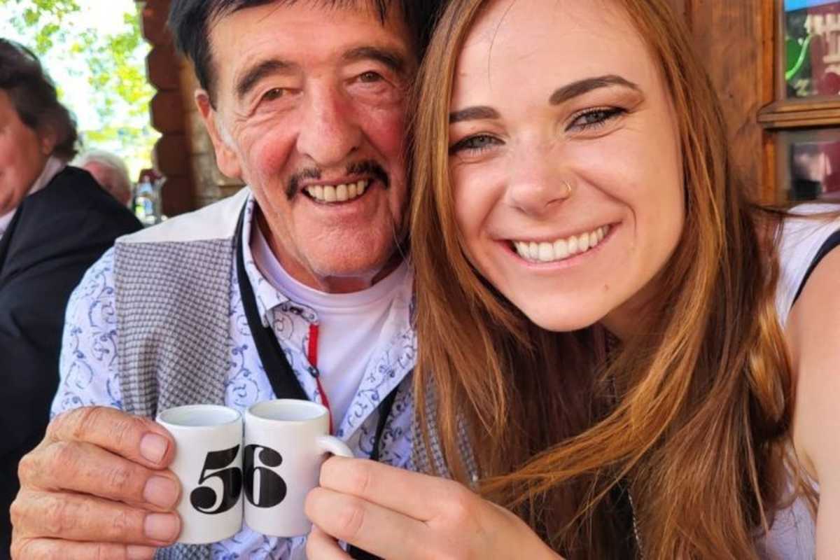 Leben darf Spaß machen: Walter Brun zusammen mit Sängerin Michelle Kissling beim Sake-Schlürfen