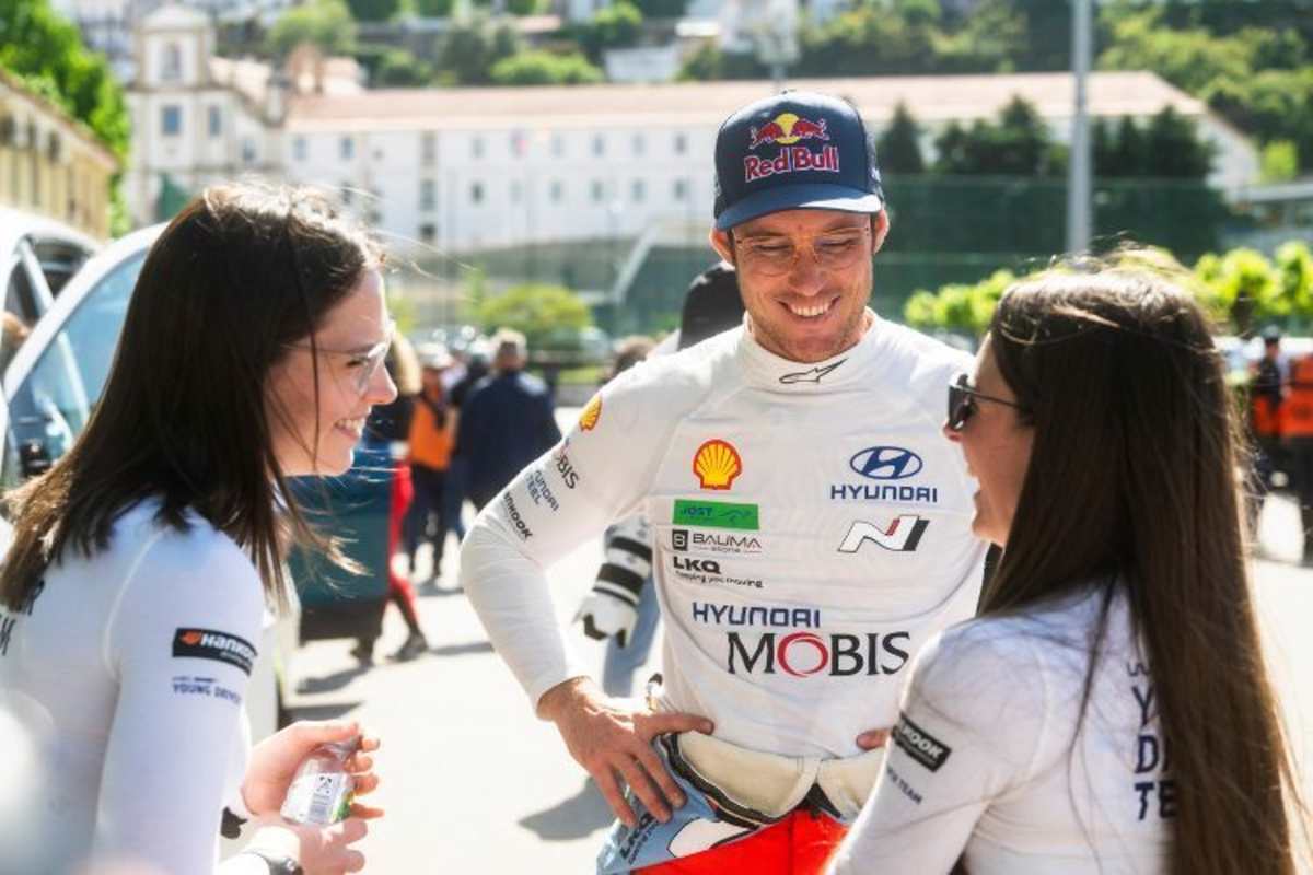 Noch im lockeren Gespräch mit Weltmeister Thierry Neuville, später vom Pech verfolgt: Clarie Schönborn und Jara Hain