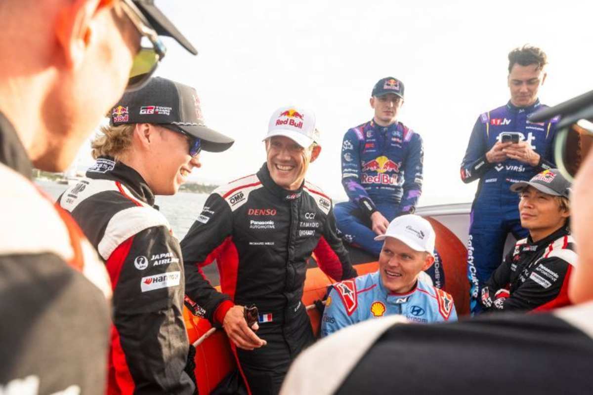 Powwow vor dem Wettbewerb: Die Top-Fahrer im lockeren Dialog bei der Sardinien-Rallye