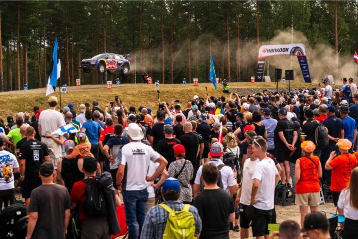 M-Sport-Ford-Pilot Gregoire Munster beim finnischen Weitsprung-Contest in guter Form