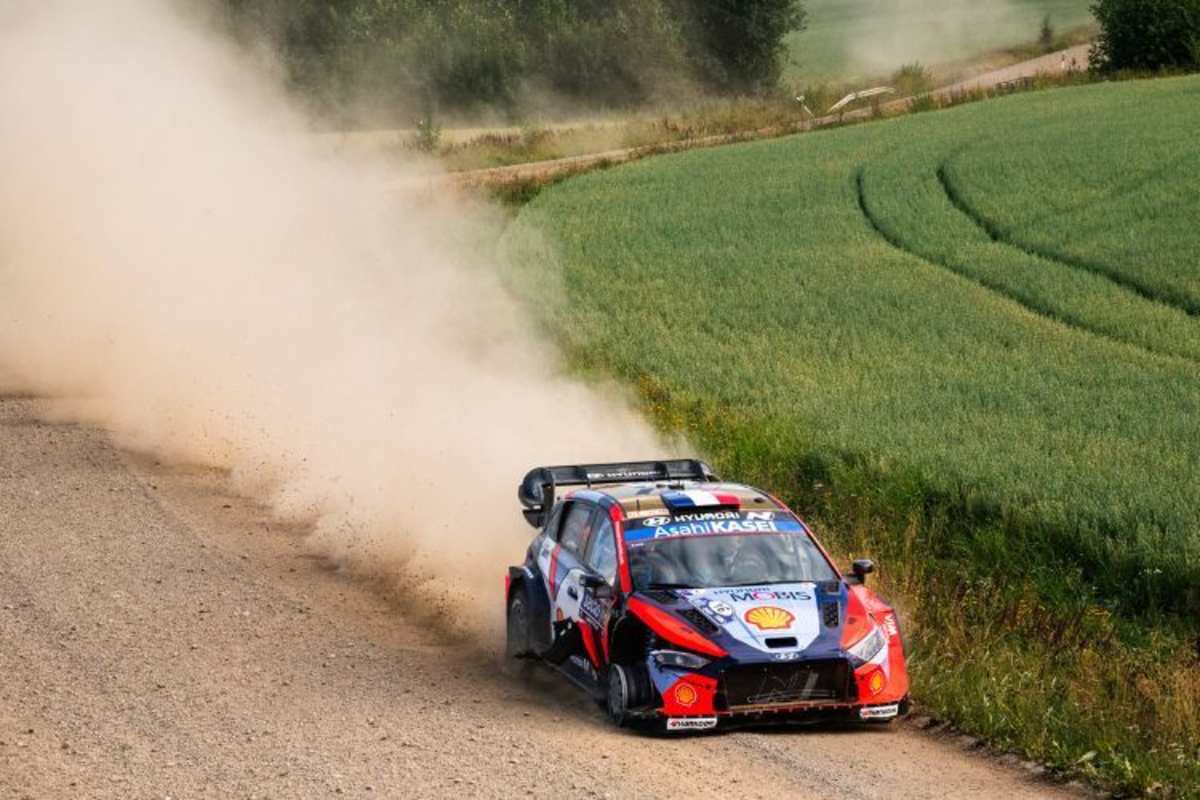 Das gemeinsame Malheur der Hyundai-Piloten Neuville und Fourmaux: Reifenschaden vorne rechts