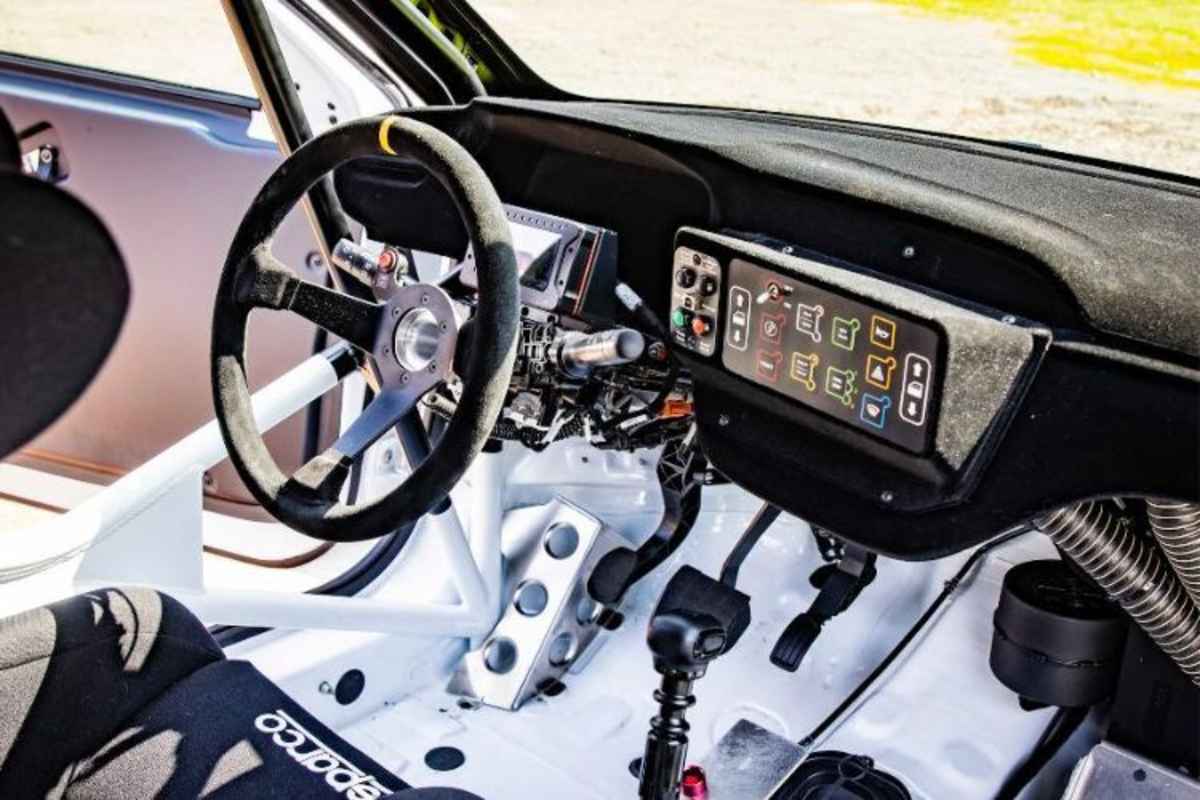 Das Cockpit des Opel Corsa Rally6 stellt den gelungenen Kompromiss zwischen dem großen Rally4-Bruder und dem Serienauto dar