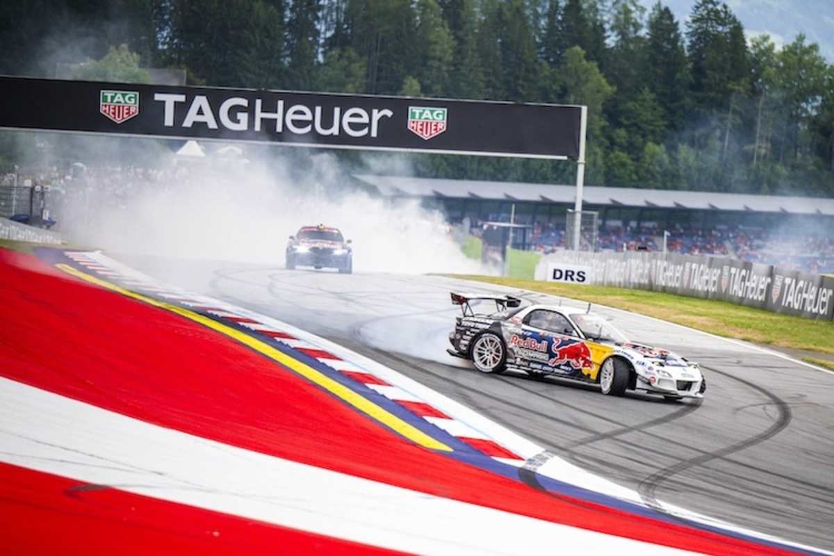 Rauchende Reifen auf der Bahn: Die Drift-Show sorgte für Action auf der Piste