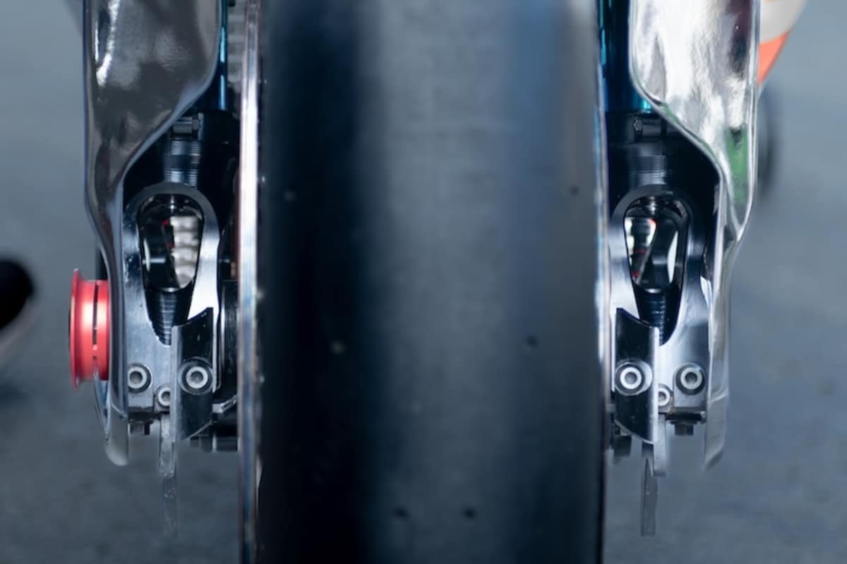 Frische Luft wird direkt zu den Bremssätteln geleitet