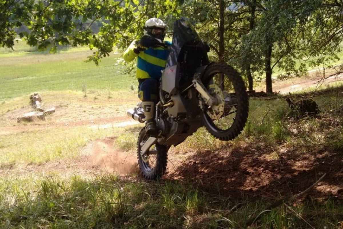 Keine Kopflastigkeit: Die DT-A ist fast 40 kg leichter als das Basismotorrad KTM 990 Adventure