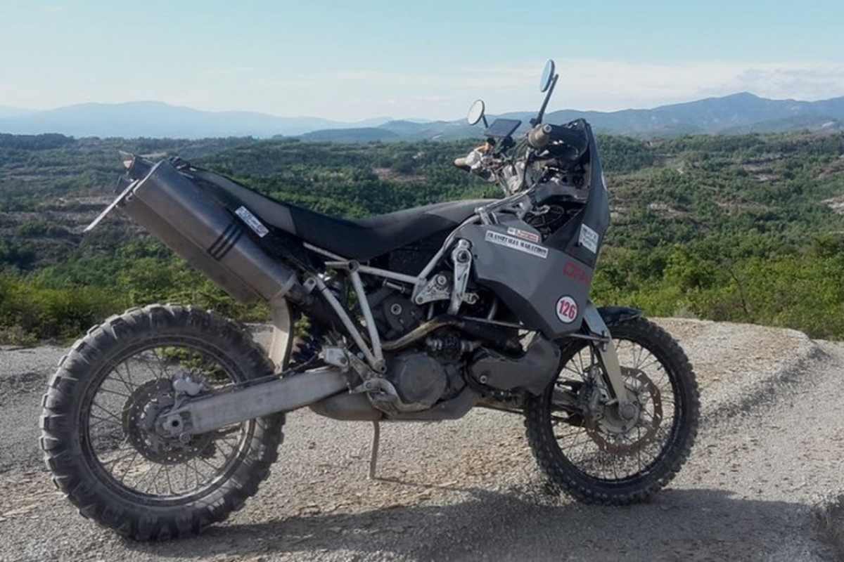 DT-A: 1000 ccm, 100 PS, 192 kg vollgetankt mit 27 Litern Benzin - und Allradantrieb