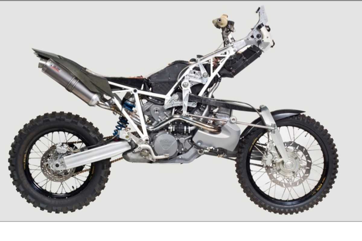 Rechts liegt die Parallelogrammführung des Vorderrads und das Lenkgestänge