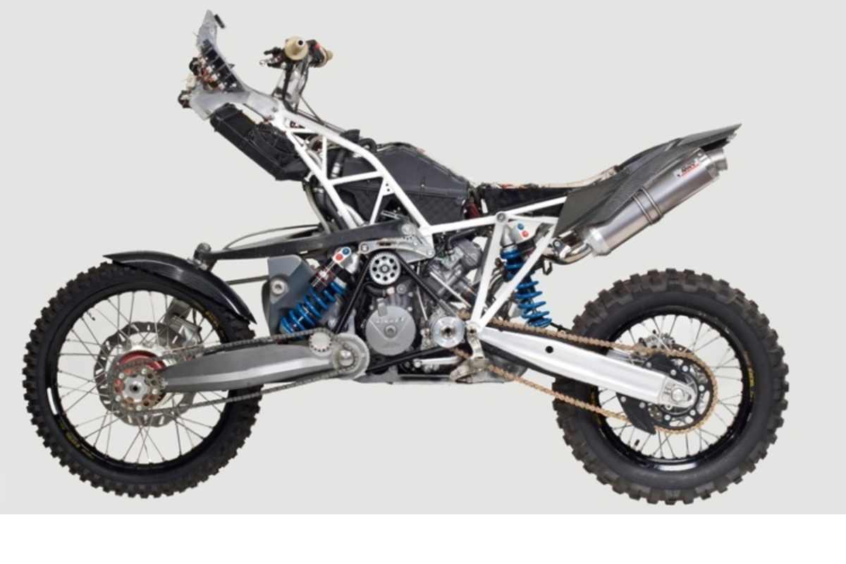 Linksliegende Einarmschwinge vorne mit dem mechanischen Antrieb des Vorderrads mit Zahnriemen und Kette