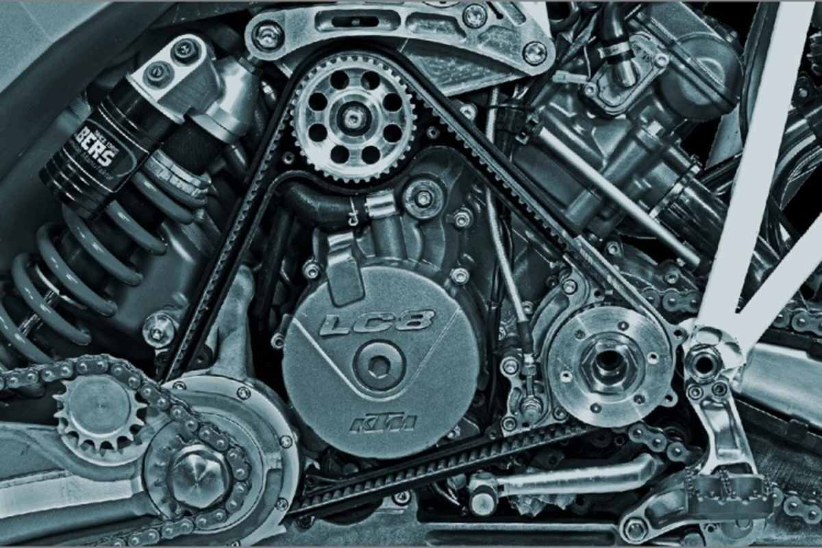 Von der Ausgangswelle des Getriebes wird per Kette das Hinterrad und per Zahnriemen und Kette das Vorderrad angetrieben 