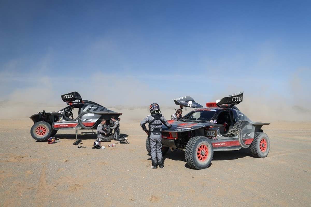 Stéphane Peterhansel hilft Audi-Partner Mattias Ekström