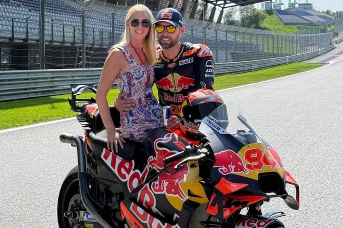 Jonas Folger mit seiner Freundin Anna und der KTM RC16