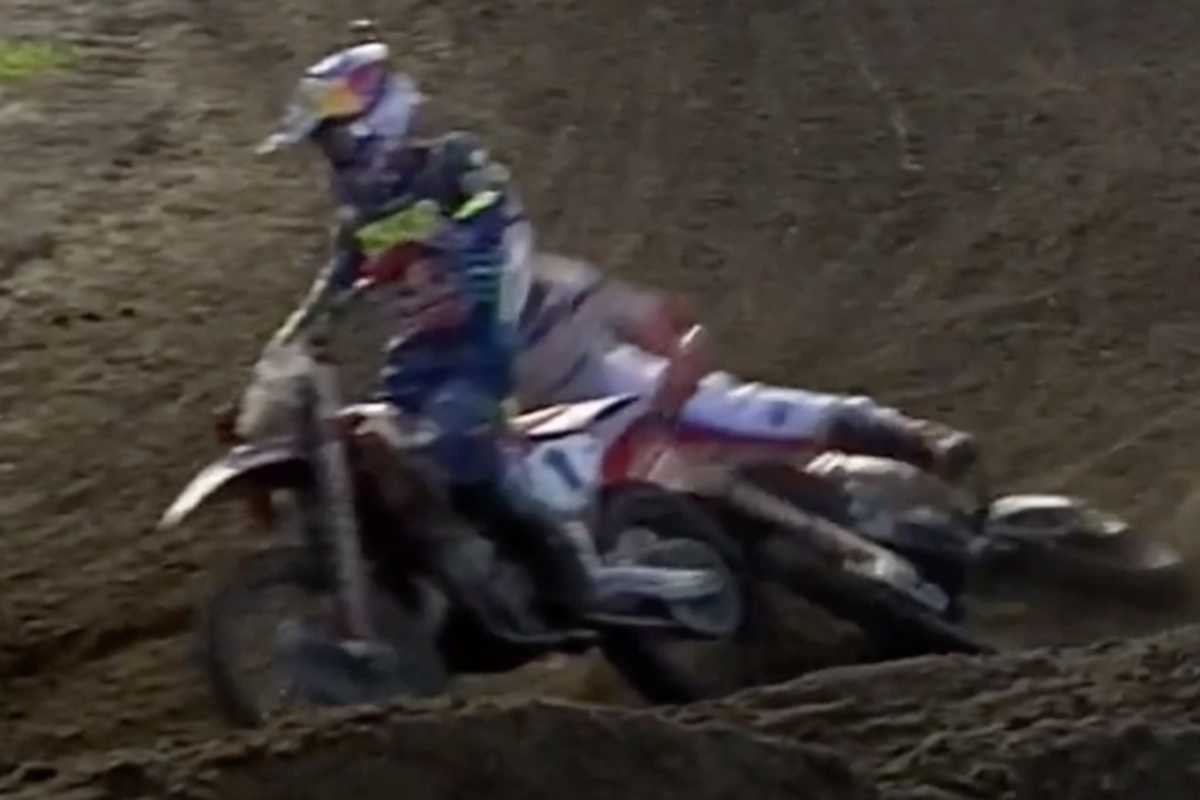 Gajser kollidiert mit Prado und stürzt