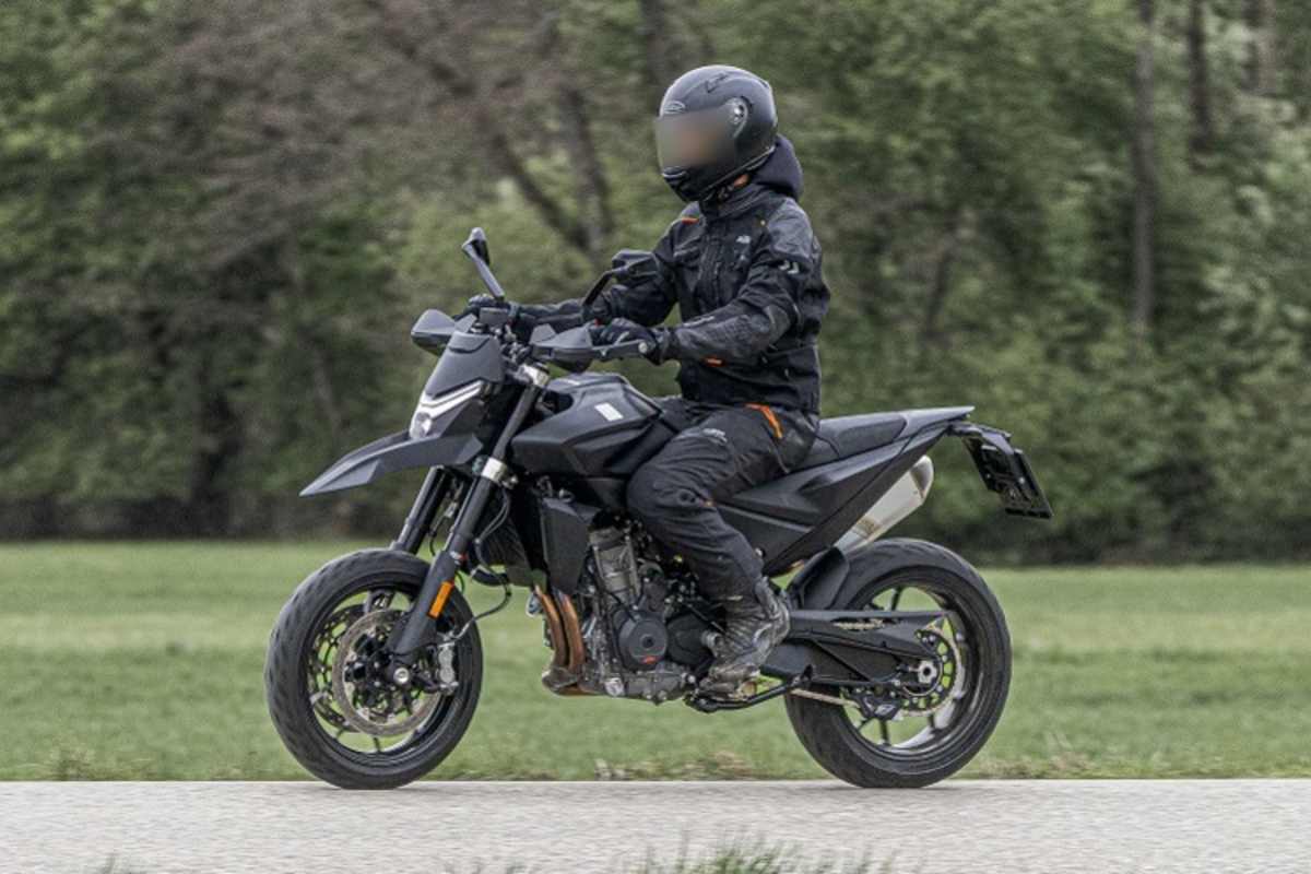 Offensichtlich das gleiche Motorrad, aber mit 17er Rädern - Konkurrenz für die Ducati Hypermotard 950