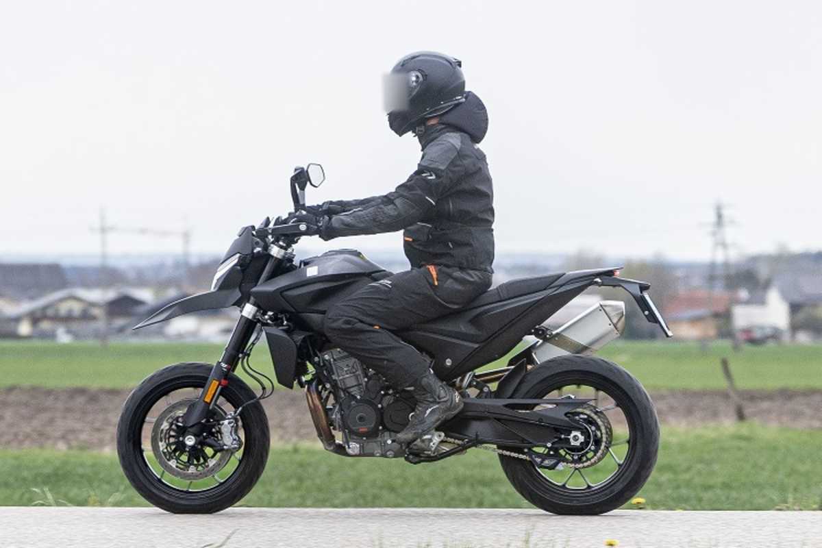 Auch die Supermoto-Version wirkt trotz Zweizylindermotor mit 790 ccm schlank und kompakt